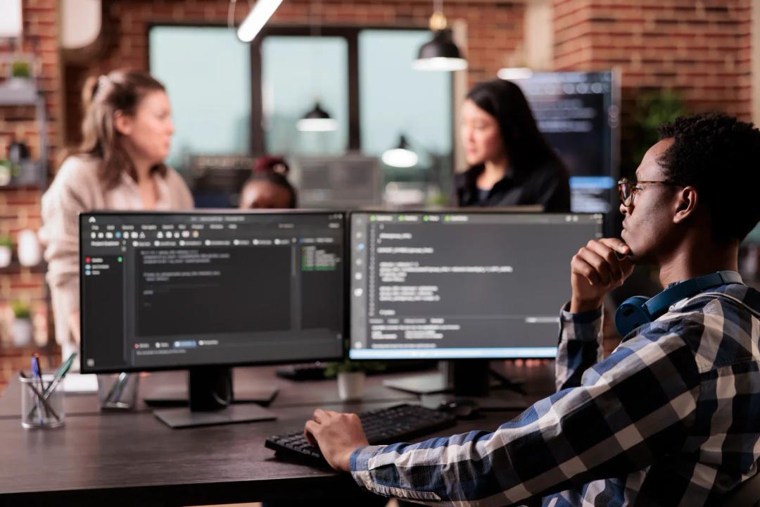 Sviluppo software su misura vs soluzioni pronte: Qual è la scelta giusta per la tua azienda?